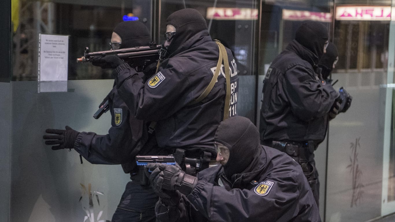Polizisten proben bei der Simulation eines terroristischen Angriffs die Bekämpfung der Täter: Bei der Übung mussten Teile des Bahnhofs gesperrt werden.