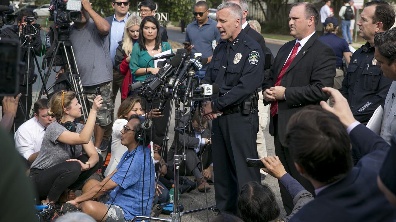 Brian Manley, der vorläufige Polizeichef in Austin, spricht bei einer Pressekonferenz über die Paketbomben-Serie.