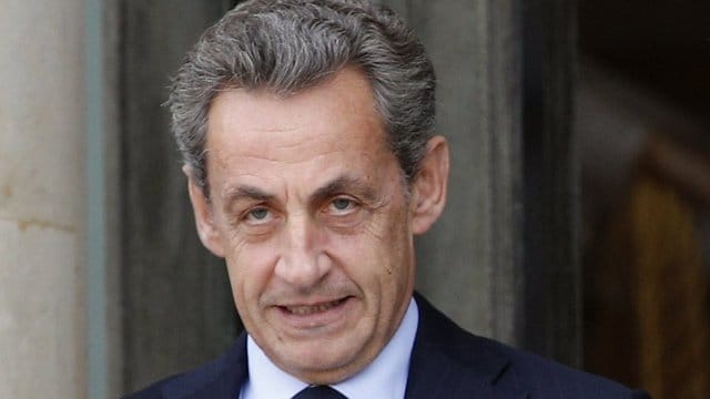 Frankreichs ehemaligem Staatspräsidenten Nicolas Sarkozy werden "passive Korruption", unerlaubte Wahlkampffinanzierung und Hehlerei bei der Hinterziehung öffentlicher Gelder Libyens vorgeworfen. Frankreichs ehemaligem Staatspräsidenten Nicolas Sarkozy werden "passive Korruption", unerlaubte Wahlkampffinanzierung und Hehlerei bei der Hinterziehung öffentlicher Gelder Libyens vorgeworfen.