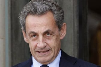 Frankreichs ehemaligem Staatspräsidenten Nicolas Sarkozy werden "passive Korruption", unerlaubte Wahlkampffinanzierung und Hehlerei bei der Hinterziehung öffentlicher Gelder Libyens vorgeworfen.
