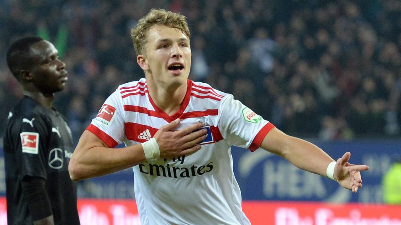 Jann-Fiete Arp bejubelt einen Treffer für den HSV: Bleibt er den Hanseaten treu? Der Stürmer hat offenbar ein Angebot des FC Bayern abgelehnt. Jann-Fiete Arp bejubelt einen Treffer für den HSV: Bleibt er den Hanseaten treu? Der Stürmer hat offenbar ein Angebot des FC Bayern abgelehnt.