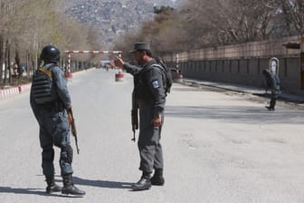Polizei sichert eine Straße in der Nähe des Anschlagsorts in Kabul: Mindestens 26 Menschen sollen bei dem Selbstmordanschlag ums Leben gekommen sein.