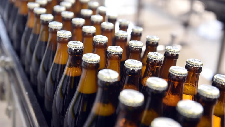 Bierflaschen in einer Abfüllanlage: Schon lange sind Schnäppchenpreise beim Bier von unter zehn Euro die Kiste der Bierbranche ein Dorn im Auge.