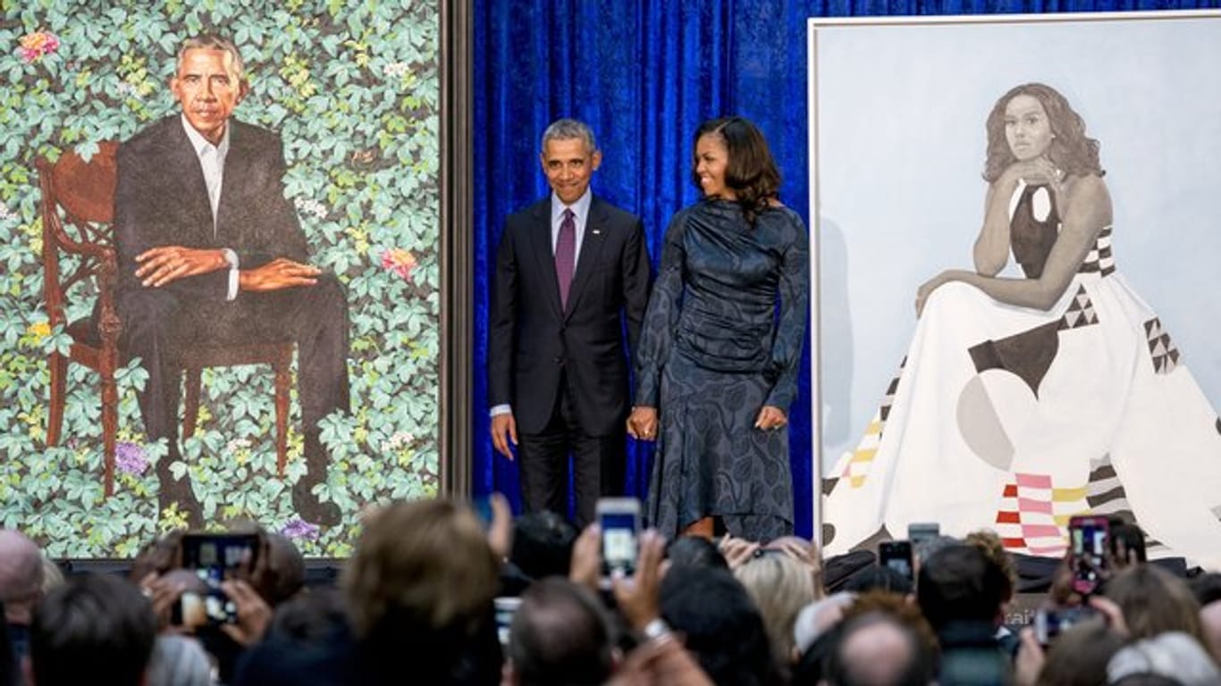Barack Obama und seine Frau Michelle Obama nach der Enthüllung ihrer offiziellen Porträts in der National Portrait Gallery.