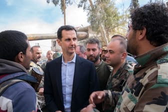Baschar al-Assad beim Truppenbesuch in Ost-Ghuta, das an die Hauptstadt Damaskus grenzt: Die staatliche Nachrichtenagentur Sana machte "Terroristen" für die Angriffe auf Damaskus verantwortlich.