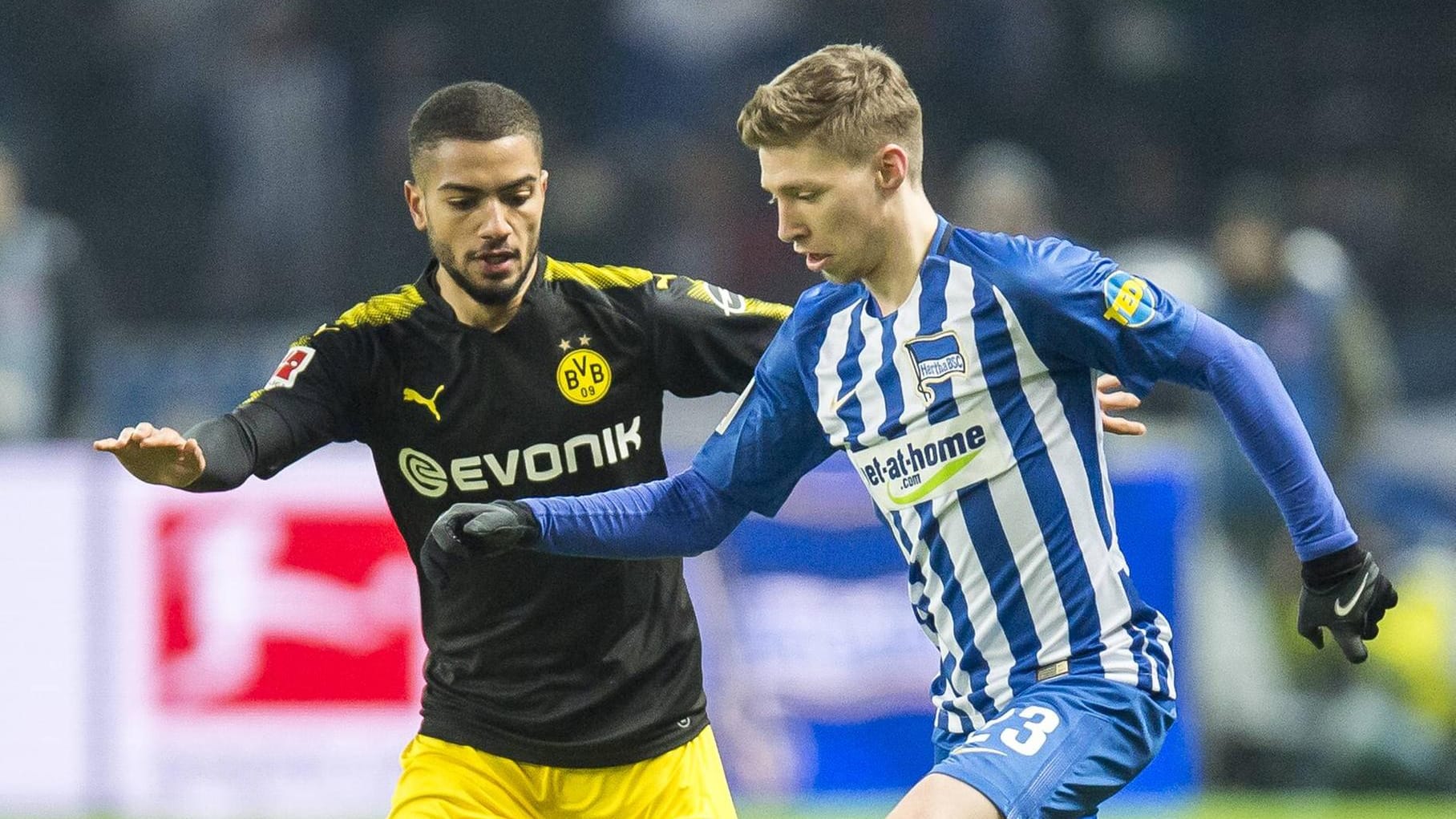 Herthas Mitchell Weiser (r.) im Duell mit Dortmunds Jeremy Toljan: Spielen sie bald gemeinsam für den BVB?