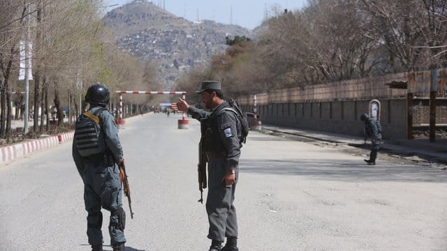 Kabul: Polizisten patrouillieren nach einem Selbstmordanschlag am Neujahrstag des Landes unweit der Universität. Kabul: Polizisten patrouillieren nach einem Selbstmordanschlag am Neujahrstag des Landes unweit der Universität.