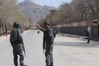 Kabul: Polizisten patrouillieren nach einem Selbstmordanschlag am Neujahrstag des Landes unweit der Universität.