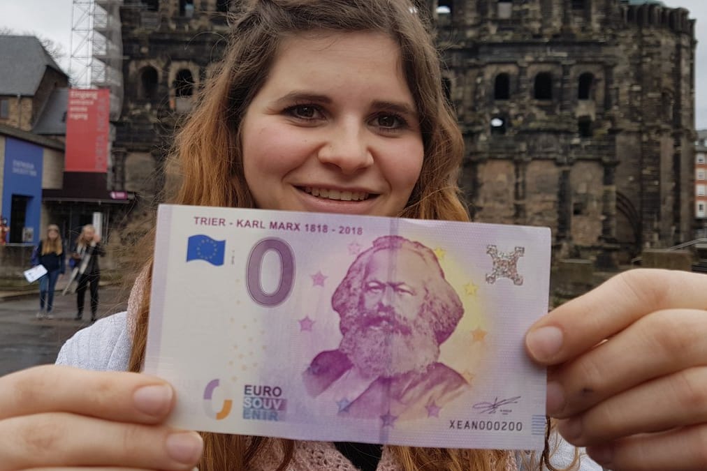 Der 0-Euro-Marx: In den USA hat der Gag aus Trier Verwirrung ausgelöst.