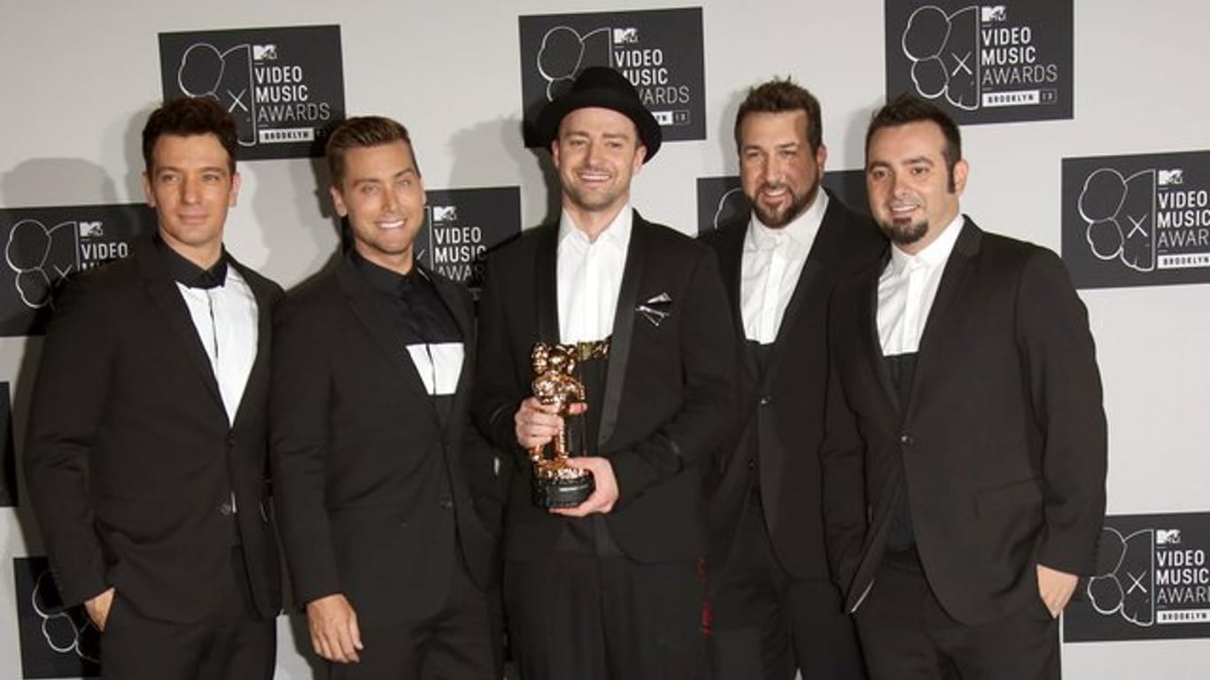 JC Chasez (l-r), Lance Bass, Justin Timberlake, Joey Fatone und Chris Kirkpatrick von NSYNC 2013 bei den MTV Music Awards.