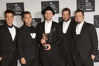 JC Chasez (l-r), Lance Bass, Justin Timberlake, Joey Fatone und Chris Kirkpatrick von NSYNC 2013 bei den MTV Music Awards.