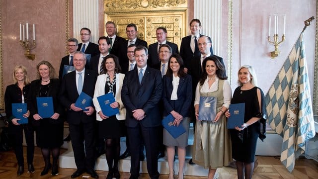 Der neue bayerische Ministerpräsident Markus Söder (vordere Reihe, M) präsentiert in MÜnchen sein neues Kabinett. Der neue bayerische Ministerpräsident Markus Söder (vordere Reihe, M) präsentiert in MÜnchen sein neues Kabinett.