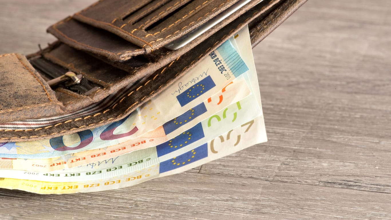 Brieftasche mit Euroscheinen: Was bringt mehr – Arbeit oder Hartz IV?