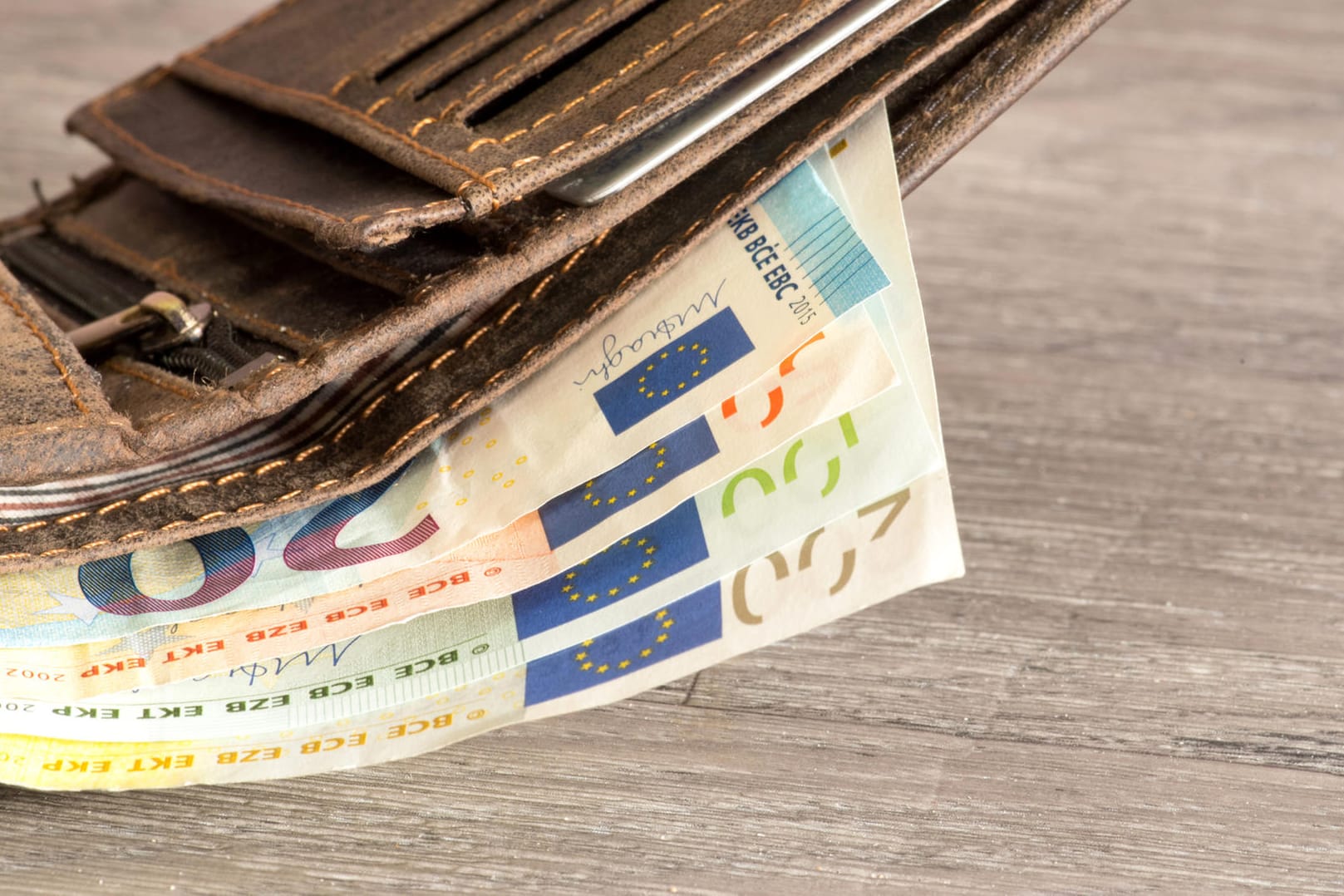 Brieftasche mit Euroscheinen: Was bringt mehr – Arbeit oder Hartz IV? Brieftasche mit Euroscheinen: Was bringt mehr – Arbeit oder Hartz IV?