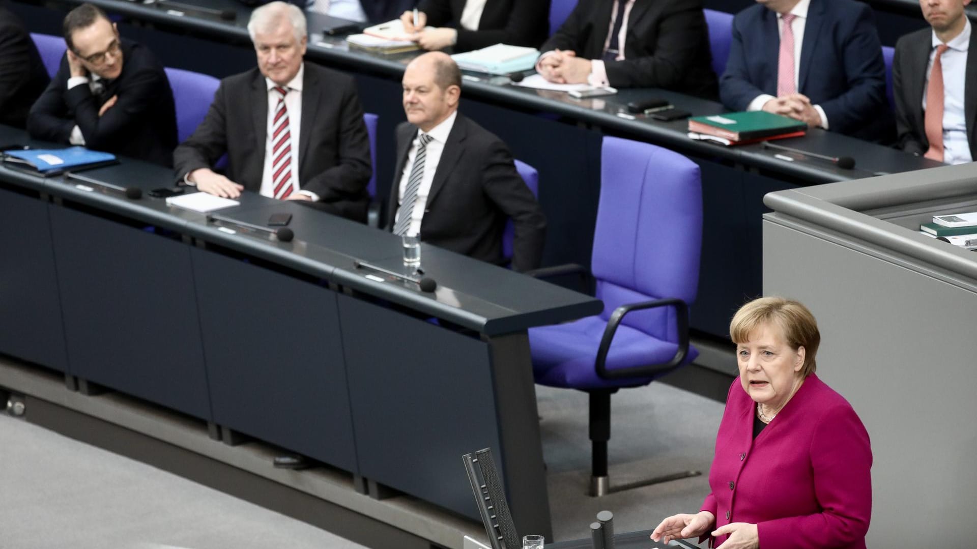 Merkel, im Hintergrund CSU-Chef Seehofer (2. v. l.): Es bahnt sich ein großer Konflikt in der Union an. Schon wieder.