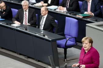 Merkel, im Hintergrund CSU-Chef Seehofer (2. v. l.): Es bahnt sich ein großer Konflikt in der Union an. Schon wieder.