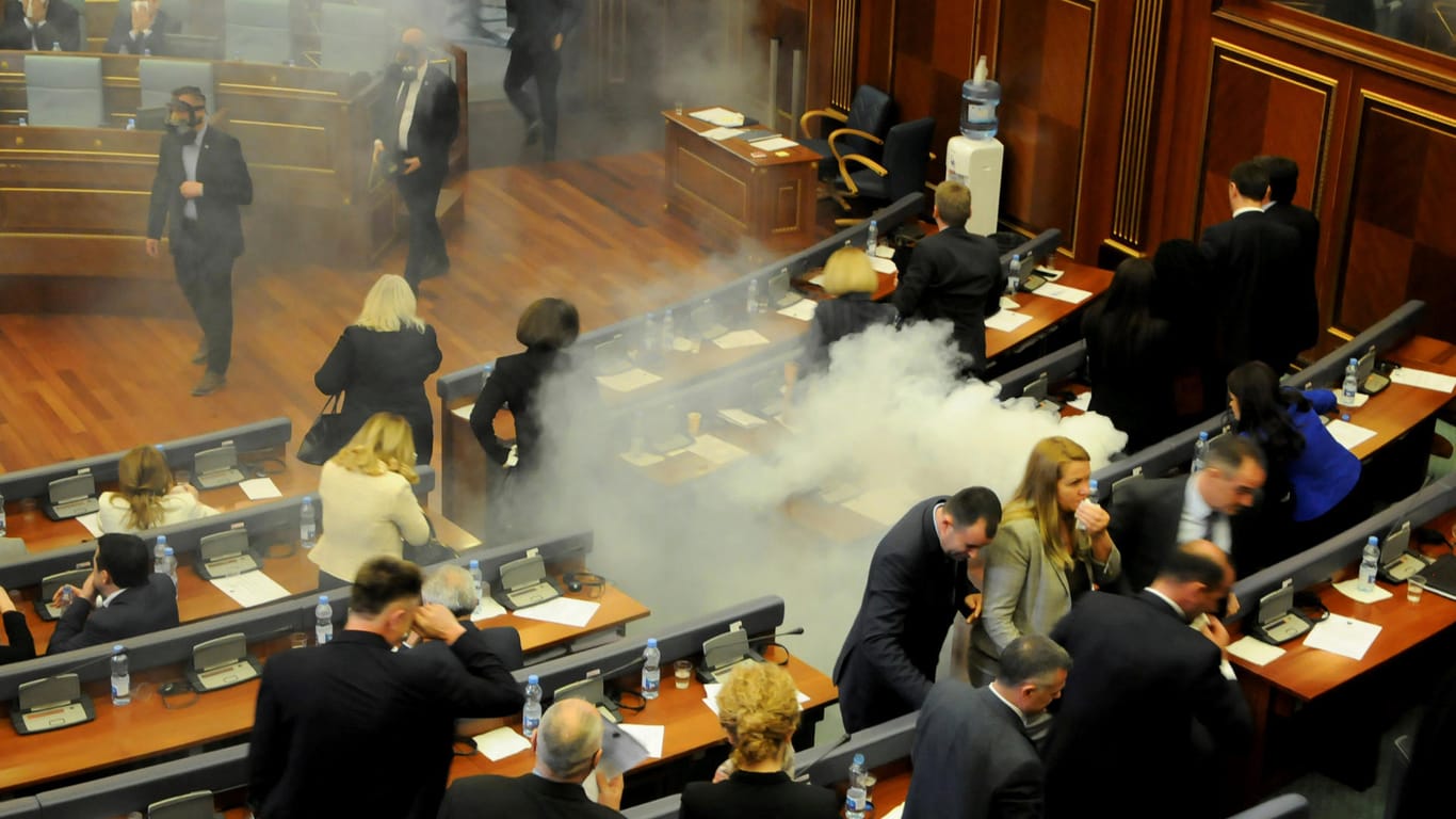 Abgeordnete in der Tränengaswolke: Im kosovarischen Parlament haben Politiker einer Oppositionspartei eine Abstimmung mit Tränengas verhindert.