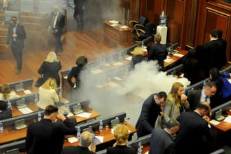 Abgeordnete in der Tränengaswolke: Im kosovarischen Parlament haben Politiker einer Oppositionspartei eine Abstimmung mit Tränengas verhindert.