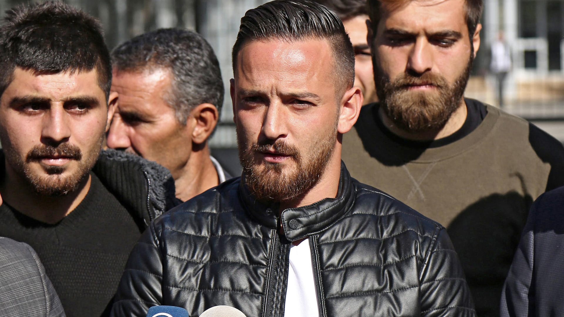 Deniz Naki (M.): Der Fußballprofi befindet sich im Hungerstreik wegen der türkischen Afrin-Offensive in Syrien. Deniz Naki (M.): Der Fußballprofi befindet sich im Hungerstreik wegen der türkischen Afrin-Offensive in Syrien.