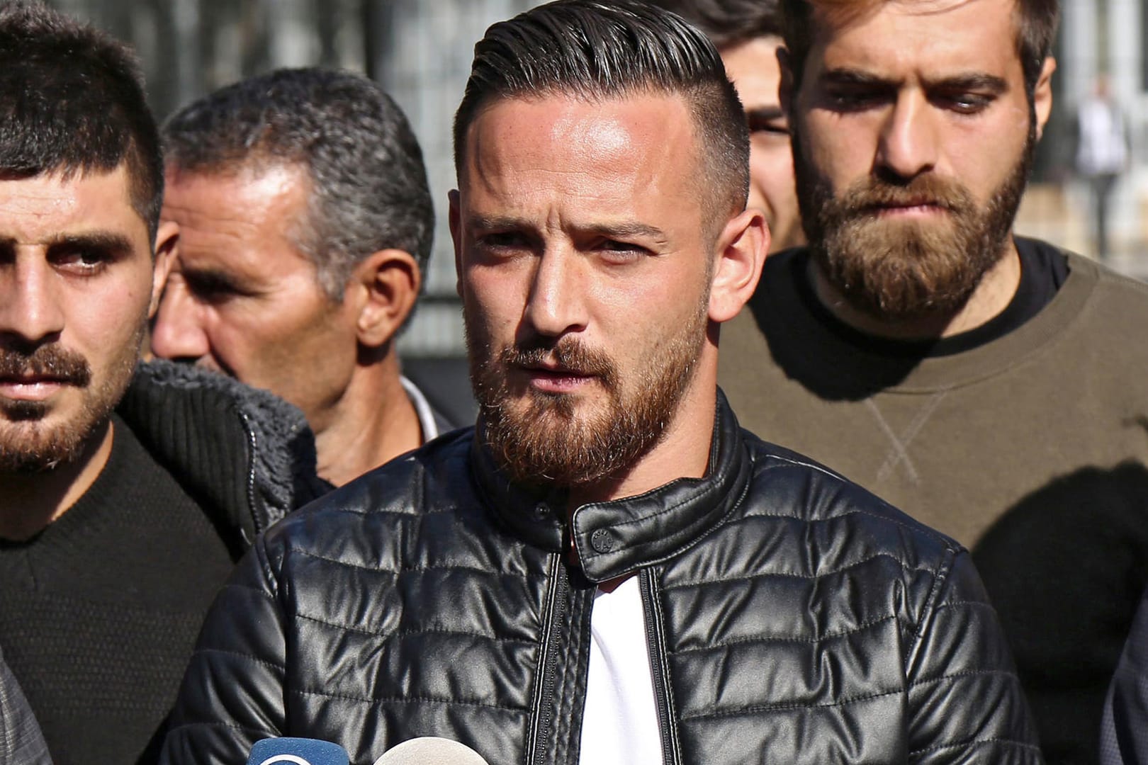Deniz Naki (M.): Der Fußballprofi befindet sich im Hungerstreik wegen der türkischen Afrin-Offensive in Syrien.