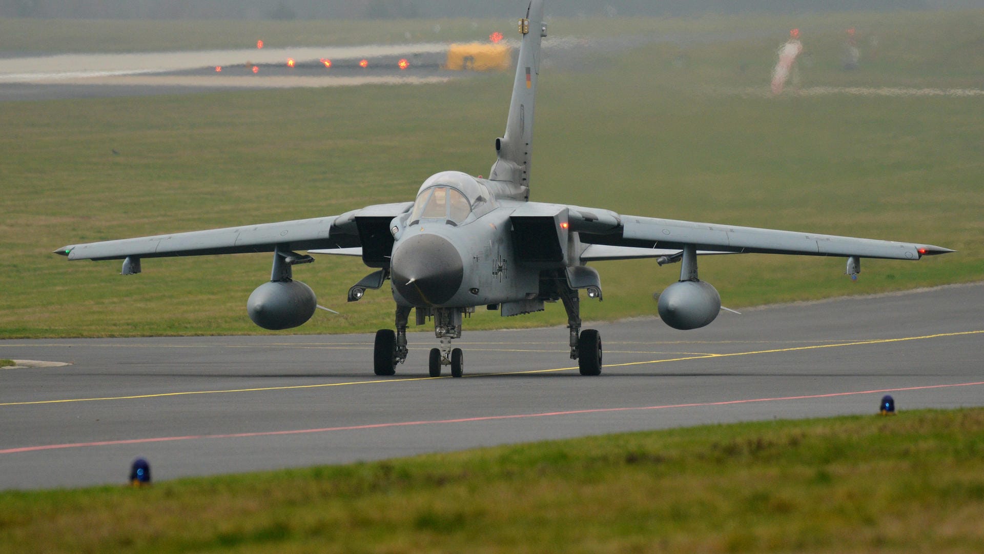 Ein Tornado rollt auf der Startbahn des Fliegerhorsts Büchel: Die Luftwaffe hat offenbar nicht genügend Piloten, sodass nur 26 Flugzeuge einsatzfähig sind.