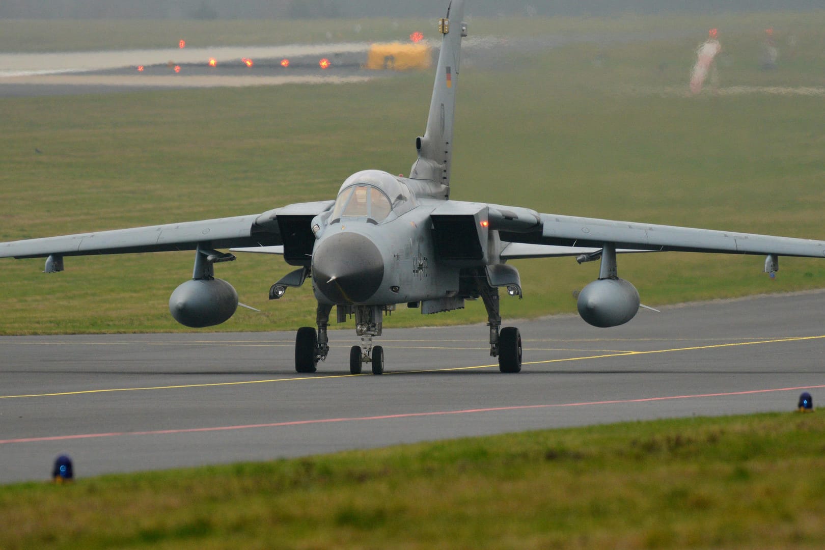 Ein Tornado rollt auf der Startbahn des Fliegerhorsts Büchel: Die Luftwaffe hat offenbar nicht genügend Piloten, sodass nur 26 Flugzeuge einsatzfähig sind.