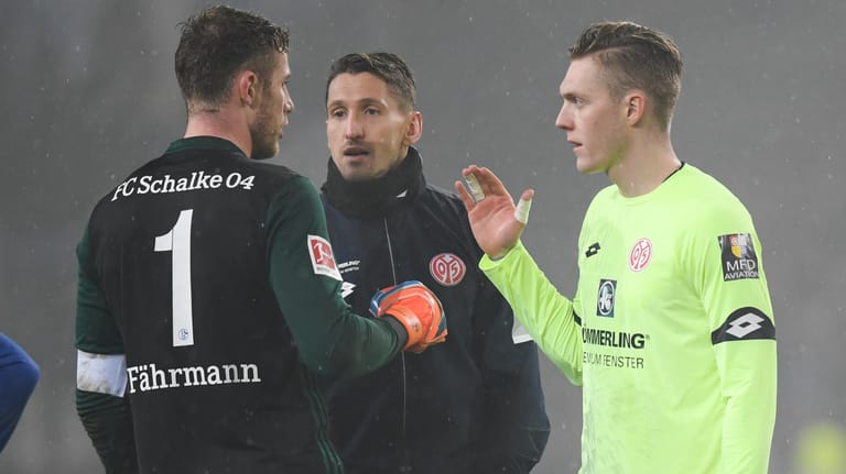 Florian Müller (r.) mit Teamkollege René Adler (M.) und Schalkes Ralf Fährmann: Der 20-Jährige mischt die Torhüter der Bundesliga auf.