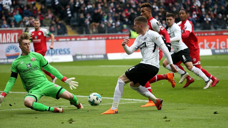 Frankfurts Luka Jovic überwindet Müller: Der Mainzer Torwart erwischte beim 0:3 im Main-Derby nicht seinen besten Tag.