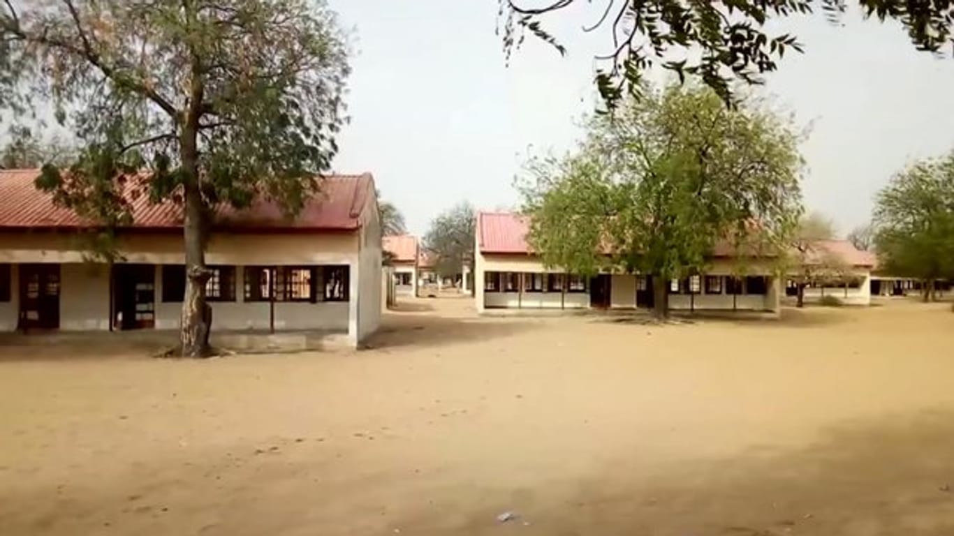 Das Video-Standbild zeigt die Schule "Government Girls Science and Tech College" im nigerianischen Dapchi.