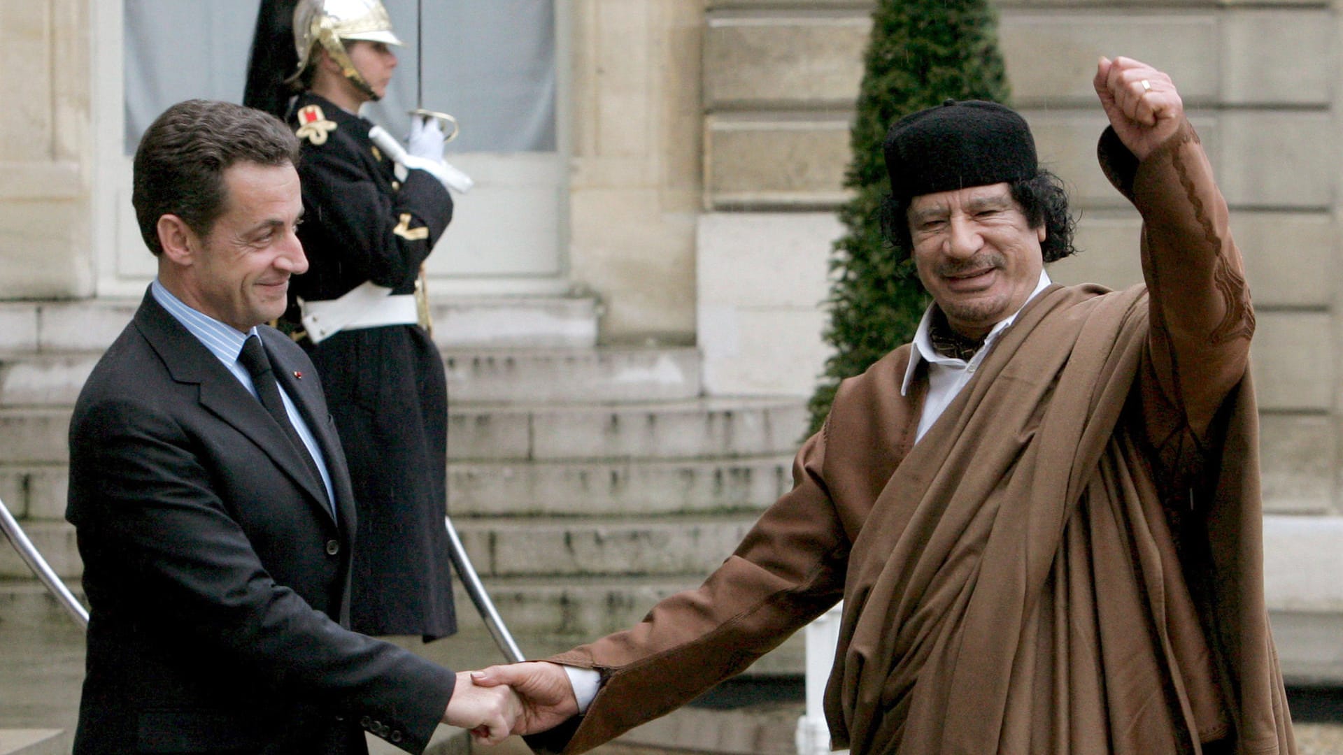 Nicolas Sarkozy und Muammar al-Gaddafi: Der französische EX-Präsident wird verdächtigt, Geld vom libyschen Diktator erhalten zu haben. Nicolas Sarkozy und Muammar al-Gaddafi: Der französische EX-Präsident wird verdächtigt, Geld vom libyschen Diktator erhalten zu haben.