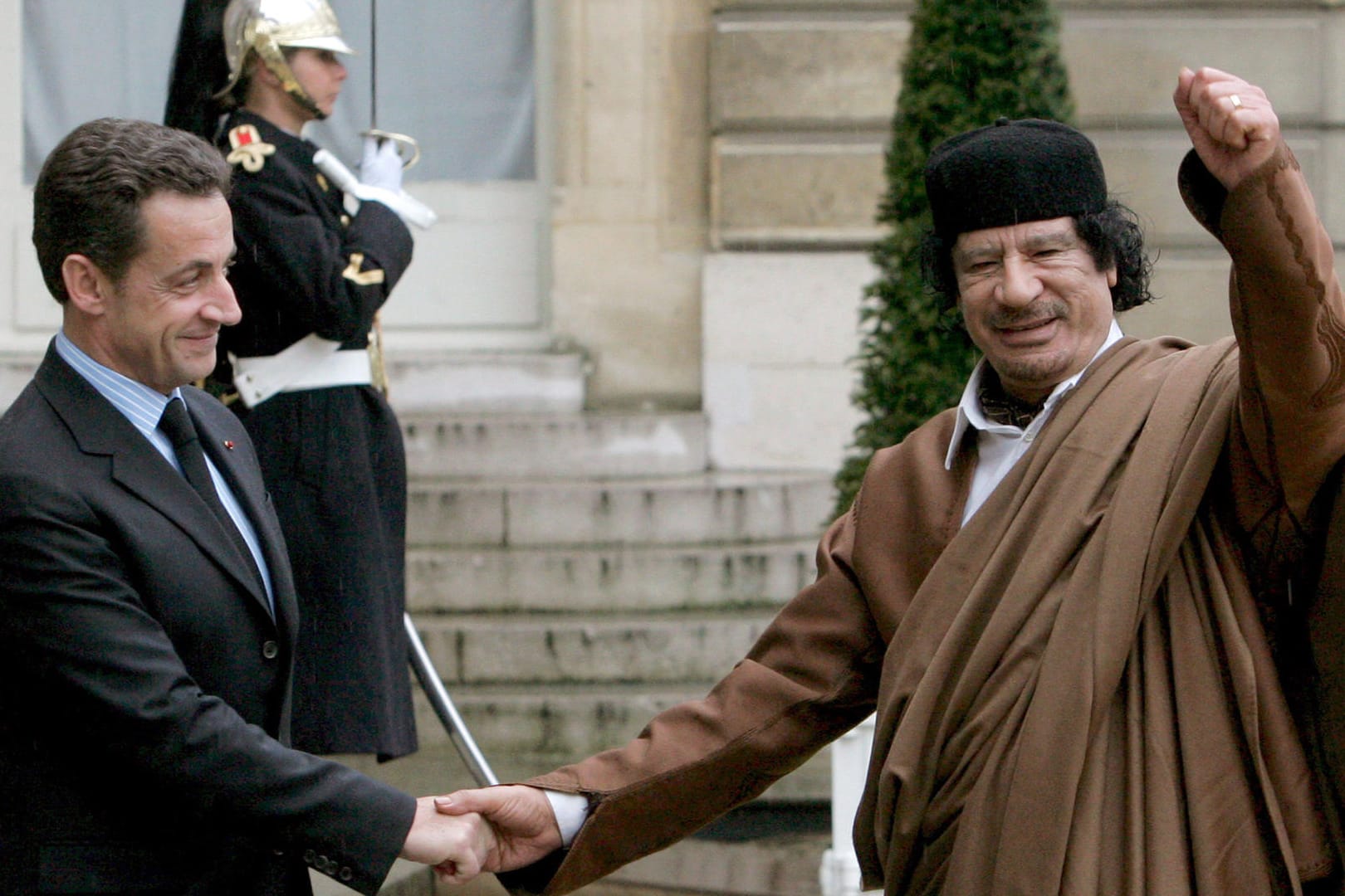 Nicolas Sarkozy und Muammar al-Gaddafi: Der französische EX-Präsident wird verdächtigt, Geld vom libyschen Diktator erhalten zu haben.