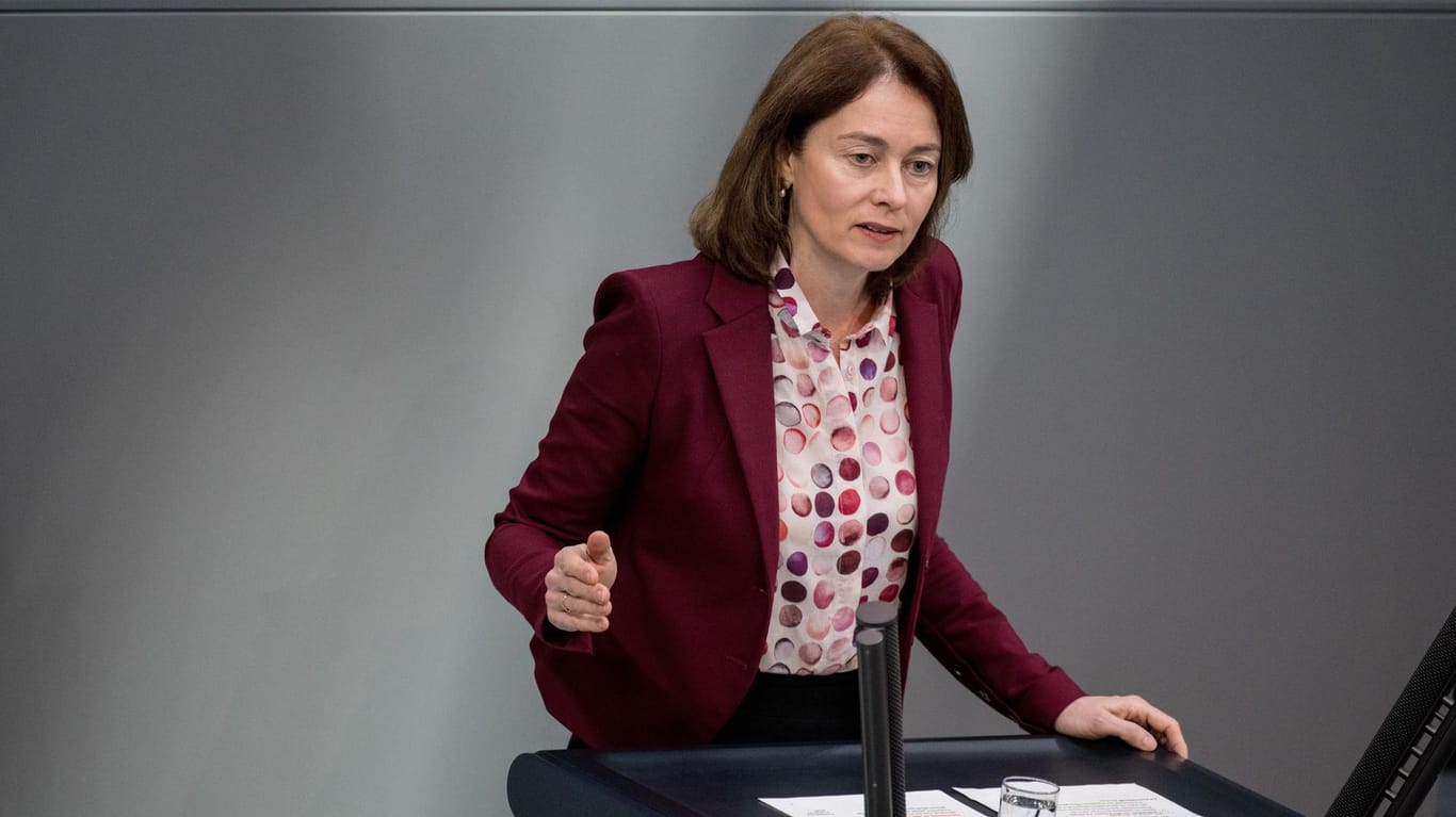 Katarina Barley (SPD), Bundesfamilienministerin, spricht im Bundestag: Ministerin Barley bestellt Facebook ins Justizministerium ein.