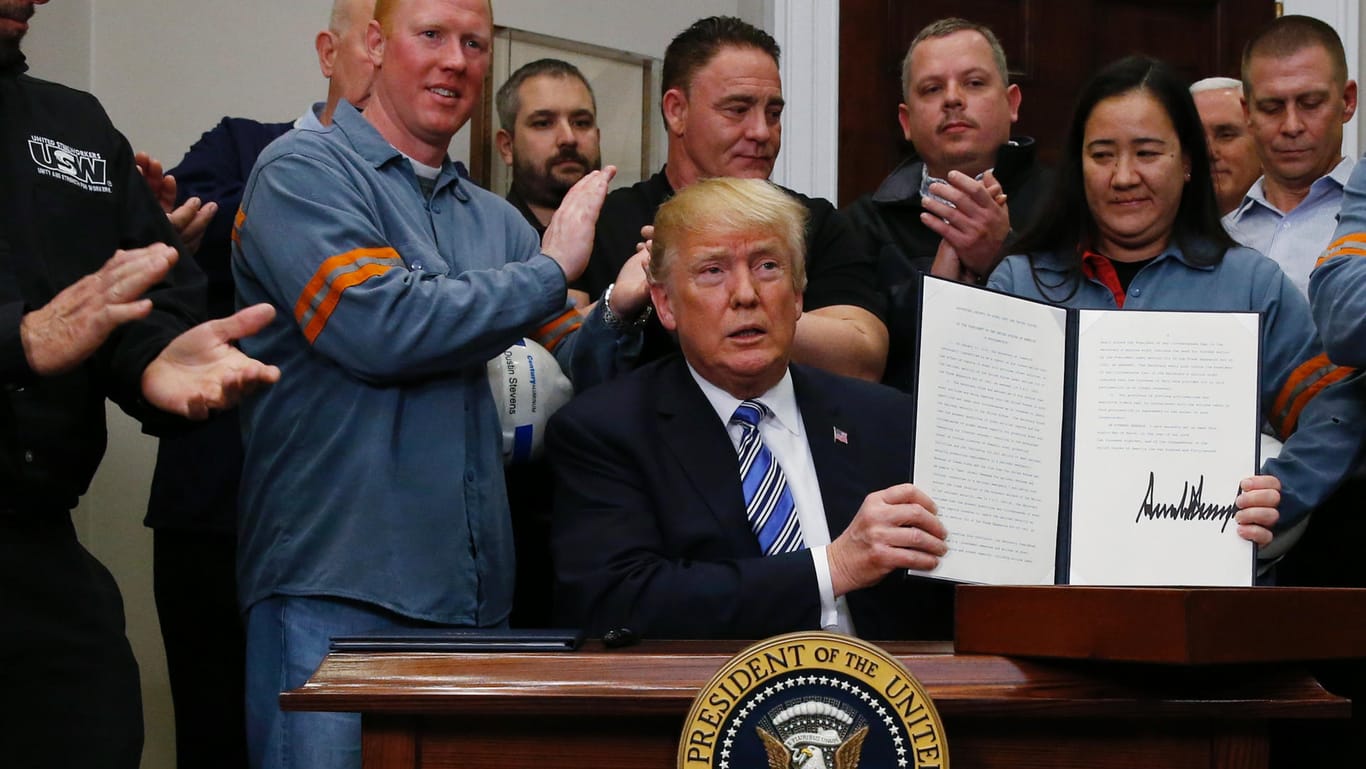 Donald Trump am 8. März bei der Unterzeichnung der Ankündigung von Strafzöllen auf Stahl und Aluminium: Nun will Trump auch gegen China Strafzölle einsetzen.