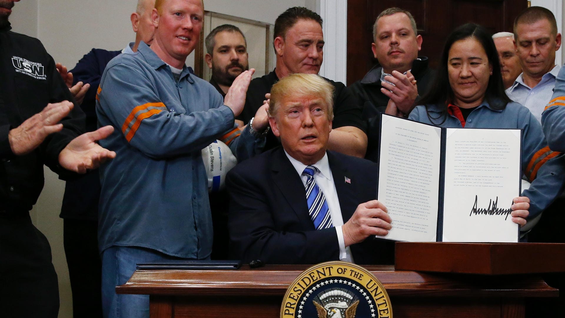 Donald Trump am 8. März bei der Unterzeichnung der Ankündigung von Strafzöllen auf Stahl und Aluminium: Nun will Trump auch gegen China Strafzölle einsetzen. Donald Trump am 8. März bei der Unterzeichnung der Ankündigung von Strafzöllen auf Stahl und Aluminium: Nun will Trump auch gegen China Strafzölle einsetzen.