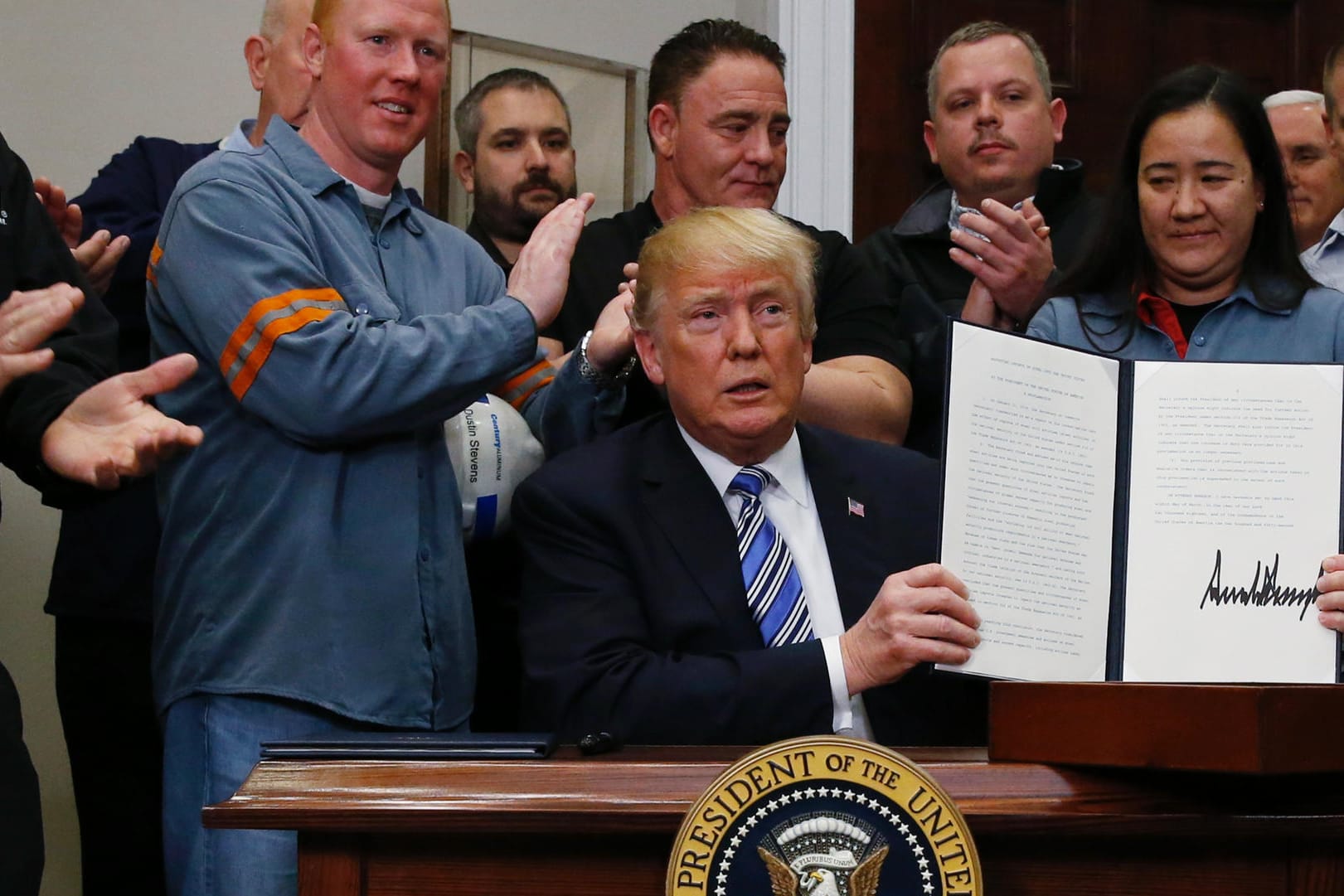 Donald Trump am 8. März bei der Unterzeichnung der Ankündigung von Strafzöllen auf Stahl und Aluminium: Nun will Trump auch gegen China Strafzölle einsetzen.