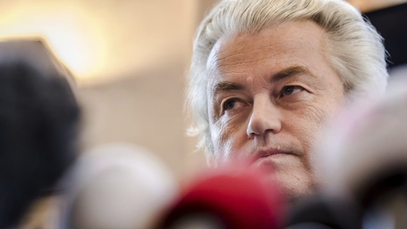 Der niederländische Rechtspopulist Geert Wilders gibt eine Pressekonferenz.