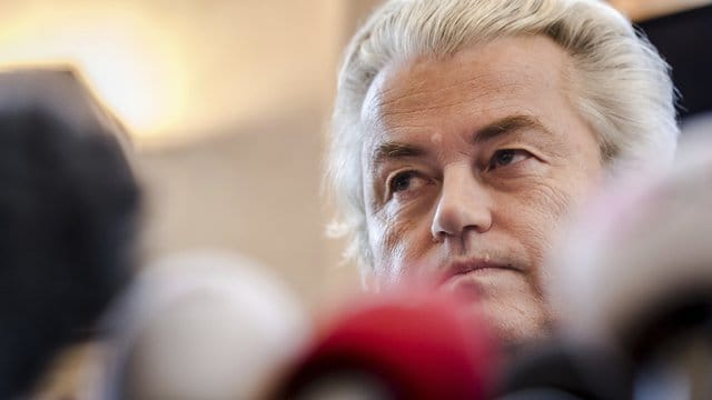 Der niederländische Rechtspopulist Geert Wilders gibt eine Pressekonferenz. Der niederländische Rechtspopulist Geert Wilders gibt eine Pressekonferenz.