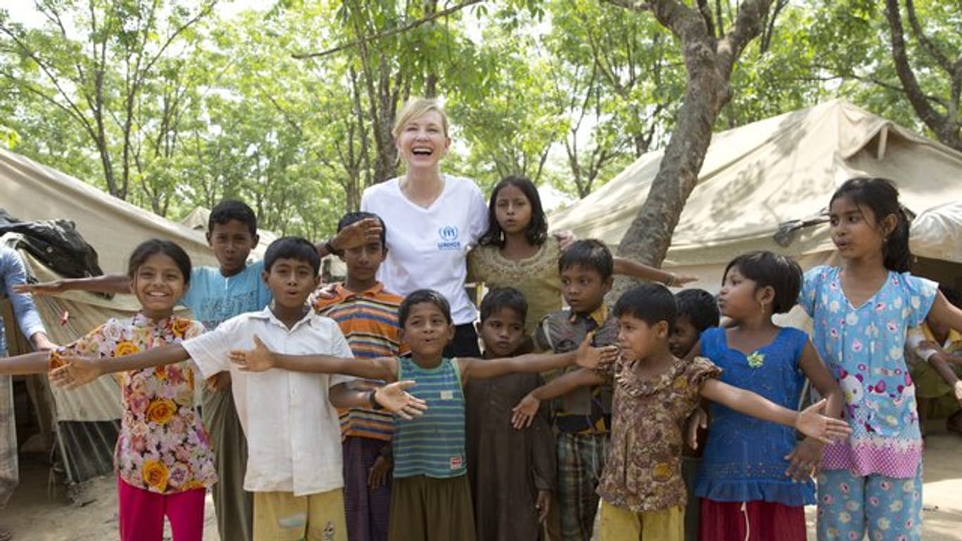 Die australische Schauspielerin und UNHCR-Sonderbotschafterin Cate Blanchett im Flüchtlingslager Kutupalong.