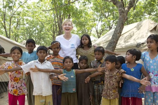 Die australische Schauspielerin und UNHCR-Sonderbotschafterin Cate Blanchett im Flüchtlingslager Kutupalong.