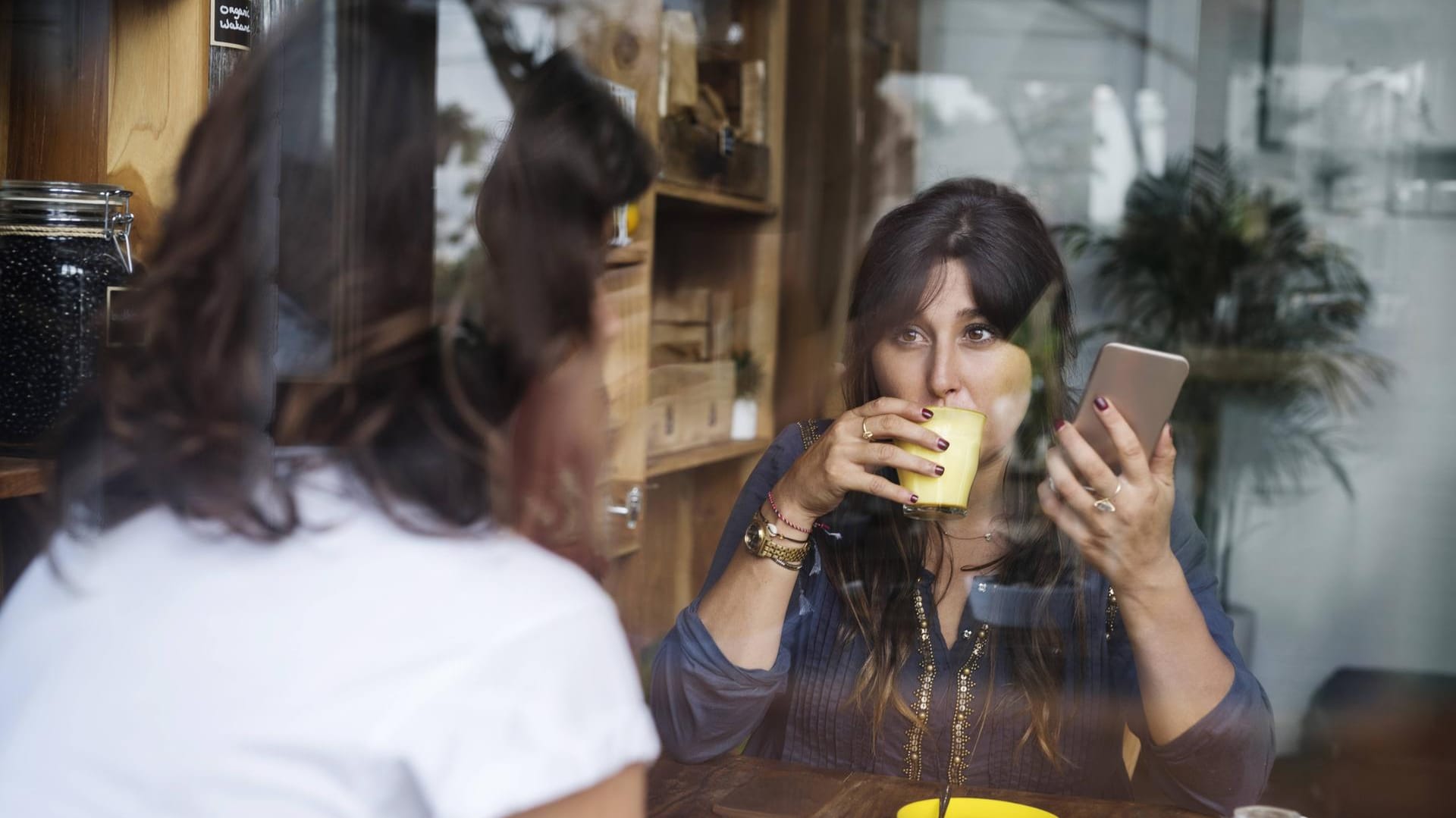 Gespräch im Café: Hört Facebook heimlich mit, um Werbung anzuzeigen?