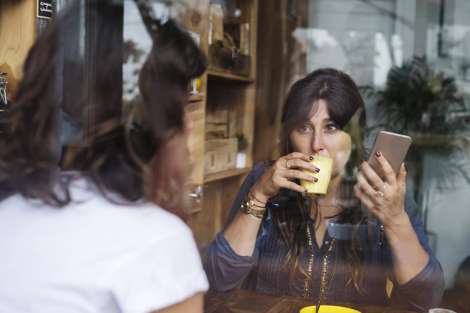 Gespräch im Café: Hört Facebook heimlich mit, um Werbung anzuzeigen?