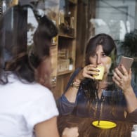 Gespräch im Café: Hört Facebook heimlich mit, um Werbung anzuzeigen?