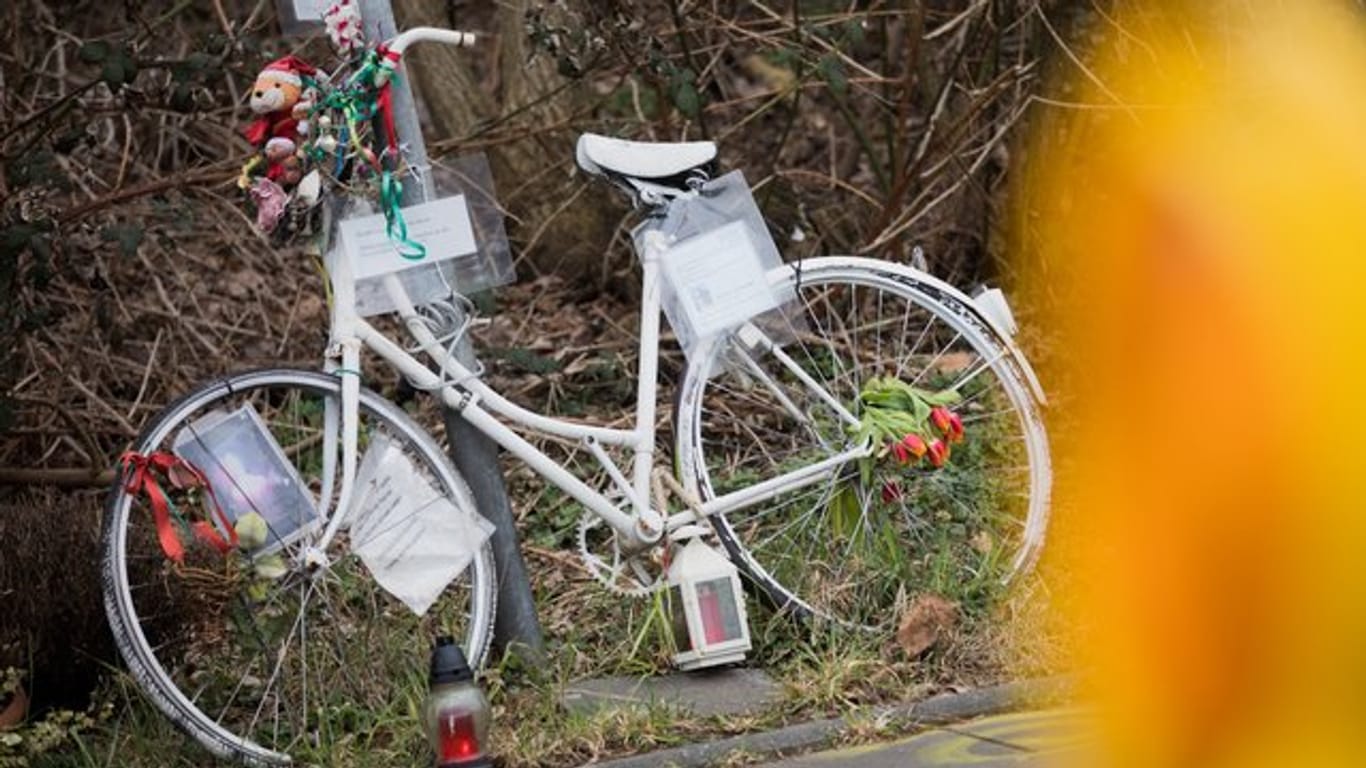 Ein weißes Fahrrad soll am Ort der Tragödie in Köln an das Opfer erinnern.