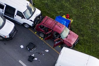 Spurenermittler untersuchen das Auto des mutmaßlichen Bombenlegers in Round Rock, einem Vorort von Austin. Der Verdächtige hat sich bei einer Verfolgungsjagd selbst in die Luft gesprengt.