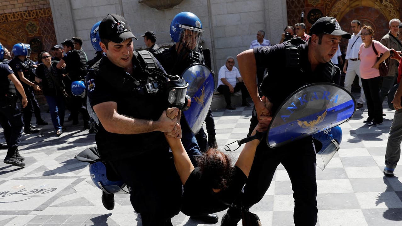 Türkische Bereitschaftspolizei im Einsatz gegen protestierende Lehrer in Ankara: Eine Studie sieht in der Türkei eine "massive Einschränkung von Meinungs-, Presse- und Versammlungsfreiheit". Türkische Bereitschaftspolizei im Einsatz gegen protestierende Lehrer in Ankara: Eine Studie sieht in der Türkei eine "massive Einschränkung von Meinungs-, Presse- und Versammlungsfreiheit".