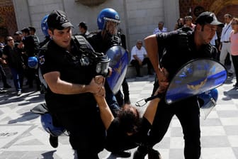 Türkische Bereitschaftspolizei im Einsatz gegen protestierende Lehrer in Ankara: Eine Studie sieht in der Türkei eine "massive Einschränkung von Meinungs-, Presse- und Versammlungsfreiheit".