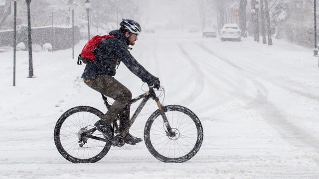 Einen Tag nach dem kalendarischen Frühlingsanfang hat ein Wintersturm die Ostküste der USA heimgesucht und vielen Orten heftigen Schneefall und starken Wind beschert. Einen Tag nach dem kalendarischen Frühlingsanfang hat ein Wintersturm die Ostküste der USA heimgesucht und vielen Orten heftigen Schneefall und starken Wind beschert.