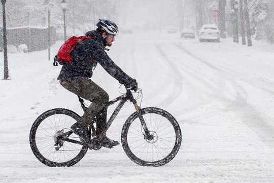 Einen Tag nach dem kalendarischen Frühlingsanfang hat ein Wintersturm die Ostküste der USA heimgesucht und vielen Orten heftigen Schneefall und starken Wind beschert.