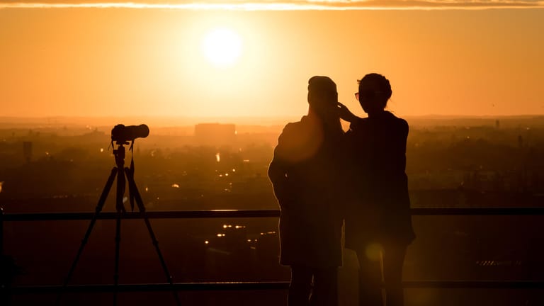 Sonnenuntergang über München: Damit Bilder bei solchen Lichtverhältnissen oder sogar bei noch weniger Licht gelingen, brauchen Fotografen ein Stativ und viel Experimentierfreude bei den Kameraeinstellungen.