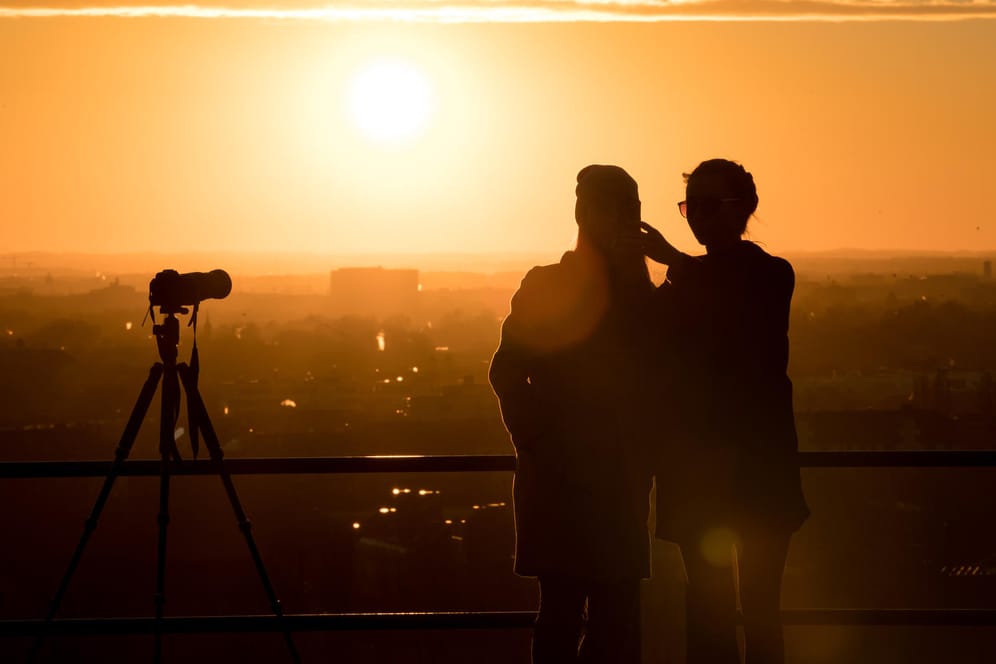 Sonnenuntergang über München: Damit Bilder bei solchen Lichtverhältnissen oder sogar bei noch weniger Licht gelingen, brauchen Fotografen ein Stativ und viel Experimentierfreude bei den Kameraeinstellungen.